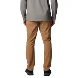 Pantalón chino color marrón claro, de corte recto, con bolsillos laterales y traseros. Confeccionado con tecnología Omni-Shield que repele la humedad y resiste las manchas. Incluye detalles de fuelle para mayor comodidad y libertad de movimiento.