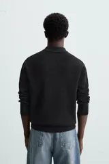 Polo de hombre regular fit, tejido de punto con mezcla de viscosa, color negro. Tiene cuello solapa con cierre frontal de cremallera, manga larga y acabados en rib.