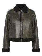 Chaqueta corta color verde musgo con cuello de corderito negro, cierre frontal con cremallera, bolsillos laterales y mangas largas.