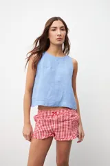 Musculosa celeste de lino con corte recto y cuello redondo.