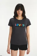 Remera color gris con el logo multicolor de Levi's en el frente, de calce estándar.