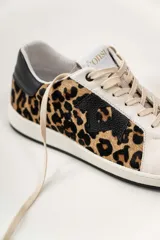 Championes negros de cuero con detalle de estrella plateada y talón plateado.