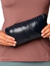 Campera puffer negra ultraligera para mujer, con capucha y cierre frontal. Confeccionada con tejido exterior reciclado y aislamiento de plumón de origen responsable con certificación RDS.