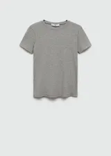 Remera gris de corte clásico, con cuello redondo y mangas cortas.