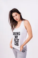 Musculosa negra con estampa frontal de la frase "Doing Best" en letras blancas.