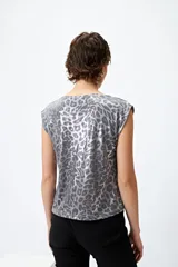 Top plateado con estampado animal print, sin mangas y cuello recto.