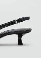 Zapato de fiesta negro de malla bordada con lentejuelas, punta fina, tacón kitten y tira con hebilla.
