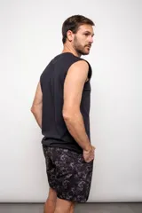 Musculosa negra de corte clásico.