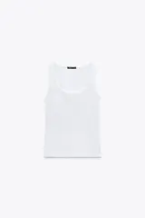 Camiseta ajustada de tirantes anchos color blanco, con escote cuadrado y refuerzo en el pecho.