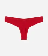 Bombacha bikini hilo color rojo, con textura acanalada y cintura con lettering.