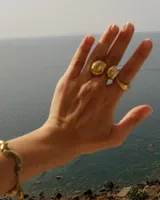 Anillo dorado con diseño irregular y macizo.