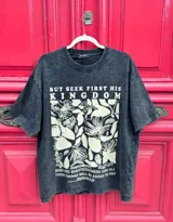 Remerón gris con efecto lavado, corte oversize y estampa frontal con texto y diseño floral en blanco.