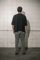 Remera negra de algodón, corte cuadrado y mangas cortas.