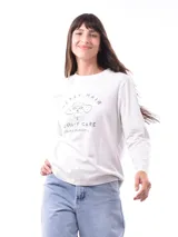 Remera blanca de manga larga con cuello redondo y estampado frontal con la frase "All my love darling" en color celeste.