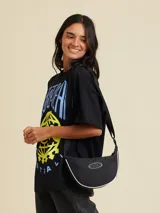 Bandolera negra con correa de tela regulable.