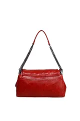 Cartera de hombro Las Oreiro color negro, con efecto craquelado y solapa frontal. Cuenta con doble asa de cadena metálica y una correa de cuero sintético. Incluye un dije metálico con el logo de la marca.