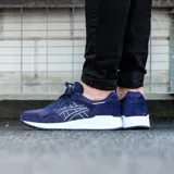 Championes Asicstiger de hombre, color azul marino con detalles en blanco. Confeccionados en malla y gamuza, con cierre de cordones y entresuela HyperGEL.