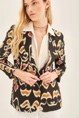 Blazer con estampado abstracto en tonos marrones, rojos y blancos, confeccionado en seda y viscosa con forrería de jacquard a tono.