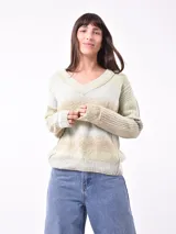 Sweater rosado de tejido de punto con cuello en V.