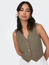 Chaleco corto color marrón con escote en V y cierre frontal con tres botones de madera.