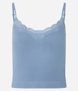 Blusa de pijama blanca de bretel fino con encaje en el escote y textura acanalada.