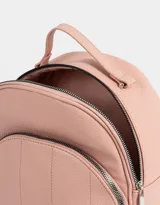 Mochila pequeña de cuerina color rosa, con bolsillo frontal acolchado, correas regulables y manija superior.