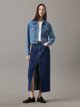Remera blanca de algodón con cuello redondo y corte slim fit. Logotipo "Calvin Klein Jeans" bordado en el pecho.