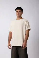 Remera color crudo de lino con textura entramada y calce cómodo.