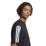 Remera Adidas Essentials 3 de hombre, color negro, con cuello redondo acanalado y hombros ligeramente caídos. Presenta las tres tiras blancas características de Adidas en las mangas y el logo de las tres barras bordado en el frente.