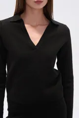 Cárdigan de poliéster con estampado abstracto en tonos marrones y beige, cuello camisero y mangas largas.