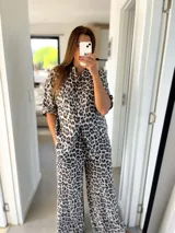 Conjunto de camisa de manga corta y pantalón palazzo acampanado con estampado de leopardo en tonos blanco, gris y negro.