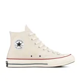 Championes Converse Chuck 70 Hi color beige con detalles en rojo y azul en la suela.