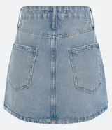 Minifalda de jean celeste con bolsillos delanteros y traseros, trabillas en la cintura y detalle de strass en los laterales.