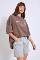 Remera blanca de algodón con cuello redondo y mangas cortas.