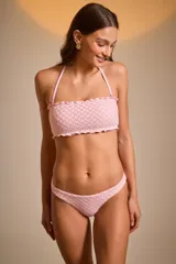 Bikini bandeau color marfil con textura arrugada y tirantes finos removibles.
