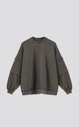 Buzo cuello redondo color gris oscuro con efecto gastado, costuras expuestas, calce oversize y roturas.
