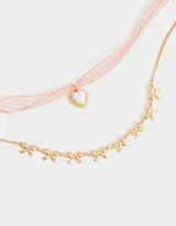 Collar corto doble, uno tipo gargantilla de cinta rosada con dije de corazón y otro dorado con dijes de moños.