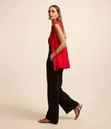 Pantalón de vestir color beige, de corte wide leg, con cintura alta y elástico en la parte trasera.