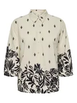Camisa color crema con estampado de hojas y flores negras, cuello camisero, mangas 3/4 amplias y cierre frontal con botones.