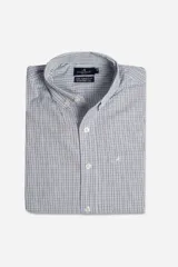 Camisa de manga corta a cuadros azul marino y blanco, con cuello abotonado, bolsillo en el pecho con logo bordado y corte regular.