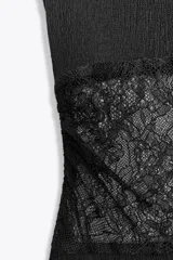 Vestido corto negro de cuello barco y sin mangas, con panel lateral de encaje floral transparente.