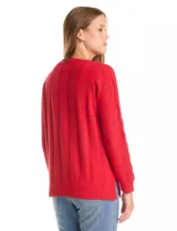 Buzo de tejido con textura de trenzas, color rojo, escote redondo y mangas largas.