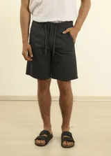 Bermuda de lino y algodón color gris oscuro, corte relaxed fit, con cintura elástica ajustable con cordón, bolsillos frontales y traseros.