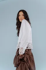 Camisa de lino color crema con bordado floral.
