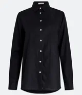 Camisa negra de viscolino con cuello camisero, manga larga y botonadura frontal.