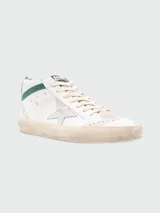 Zapatillas urbanas Golden Goose modelo Mid Star, de cuero color blanco con detalles en verde y estrella plateada. Suela con efecto envejecido.