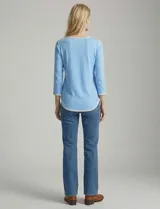 Remera de manga tres cuartos color celeste, confeccionada en modal con elastano. Presenta un aplique de bordado blanco en el escote redondo y en los puños.