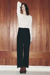 Pantalón de jean azul oscuro, de tiro alto y corte wide leg.