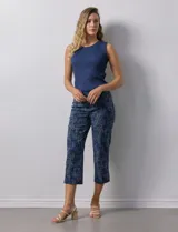 Pantalón capri de gabardina elastizada estampada, marca Zac & Rachel. Tiene pretina ancha elastizada.