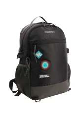 Mochila con diseño en blanco, celeste y azul marino. Cuenta con bolsillos frontales, hebillas de seguridad, porta botellas, sujeción para valija y organizador interno. Incluye parches decorativos y texto bordado.